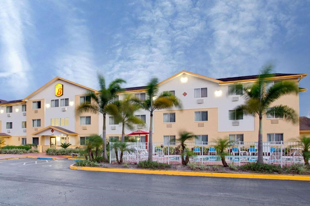 Super 8 by Wyndham Clearwater/St. Petersburg Airport - main image
